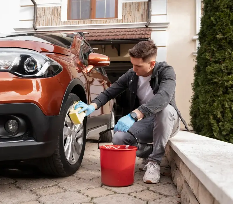Lavage auto à domicile Grez-sur-Loing : professionnel intervenant sur un véhicule